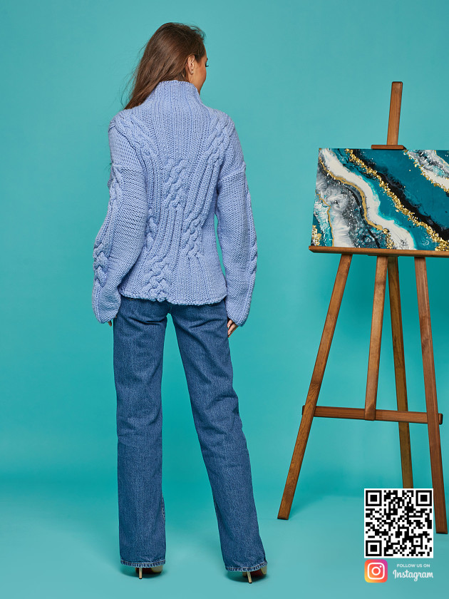 На второй фотографии женский синий джемпер со спины от Shapar, бренда вязаной одежды ручной работы в интернет-магазине вещей спицами.