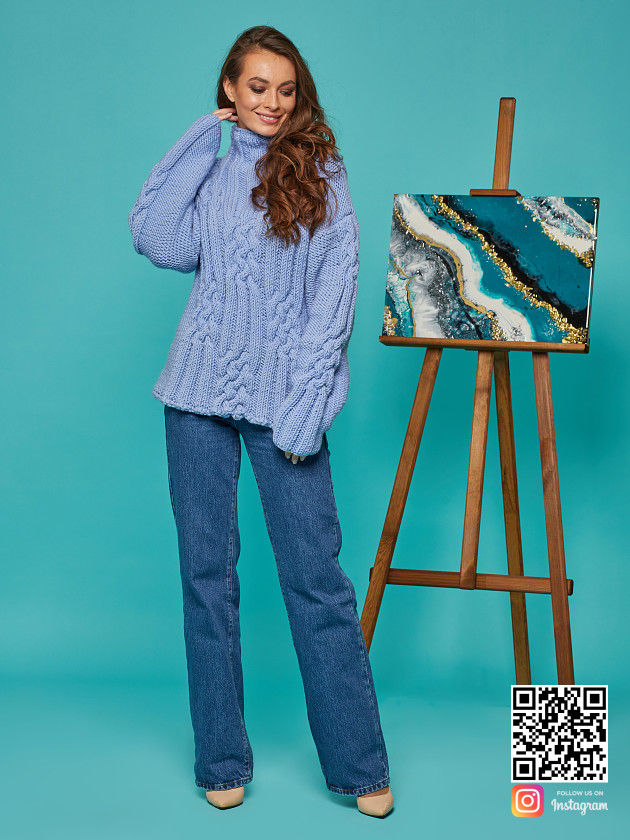 На фотографии женский синий джемпер от Shapar, бренда вязаной одежды ручной работы в интернет-магазине вещей спицами.