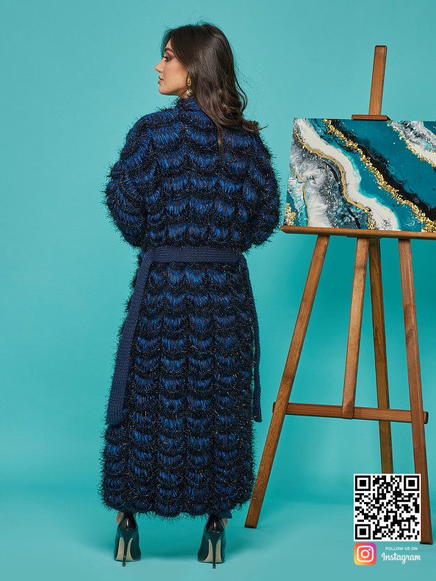 На второй фотографии синий кардиган женский со спины от Shapar, бренда вязаной одежды ручной работы в интернет-магазине связанных спицами вещей.