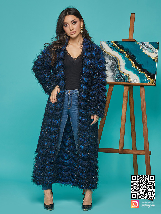 На фотографии синий кардиган женский от Shapar, бренда вязаной одежды ручной работы в интернет-магазине связанных спицами вещей.