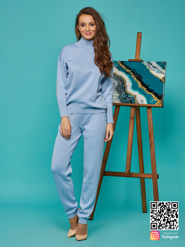На фотографии спортивный костюм голубой от Shapar, бренда вязаной одежды ручной работы в интернет-магазине связанных спицами вещей.