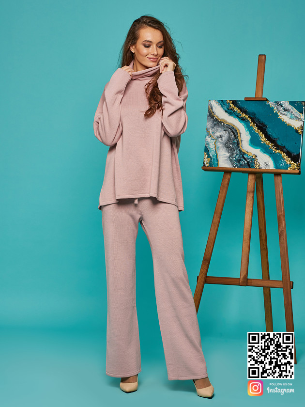 На фотографии спортивный костюм женский оверсайз от Shapar, бренда вязаной одежды ручной работы в интернет-магазине связанных спицами вещей.
