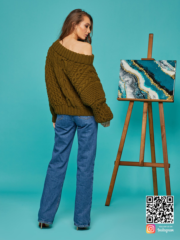 На второй фотографии женский свитер хаки со спины от Shapar, бренда вязаной одежды ручной работы в интернет-магазине связанных спицами вещей.