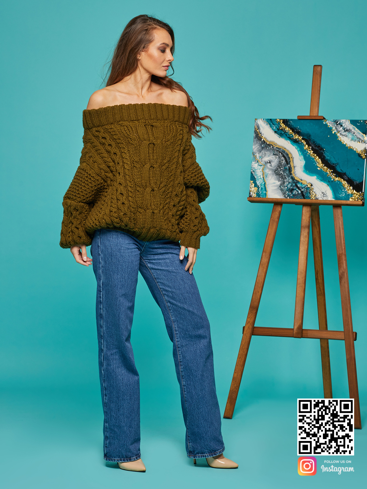 На четвертой фотографии женский свитер хаки с открытыми плечами от Shapar, бренда вязаной одежды ручной работы в интернет-магазине связанных спицами вещей.