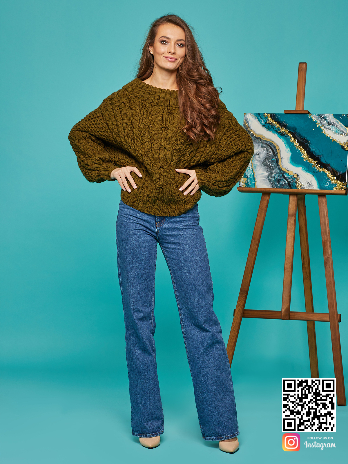 На третьей фотографии объемный женский свитер хаки от Shapar, бренда вязаной одежды ручной работы в интернет-магазине связанных спицами вещей.