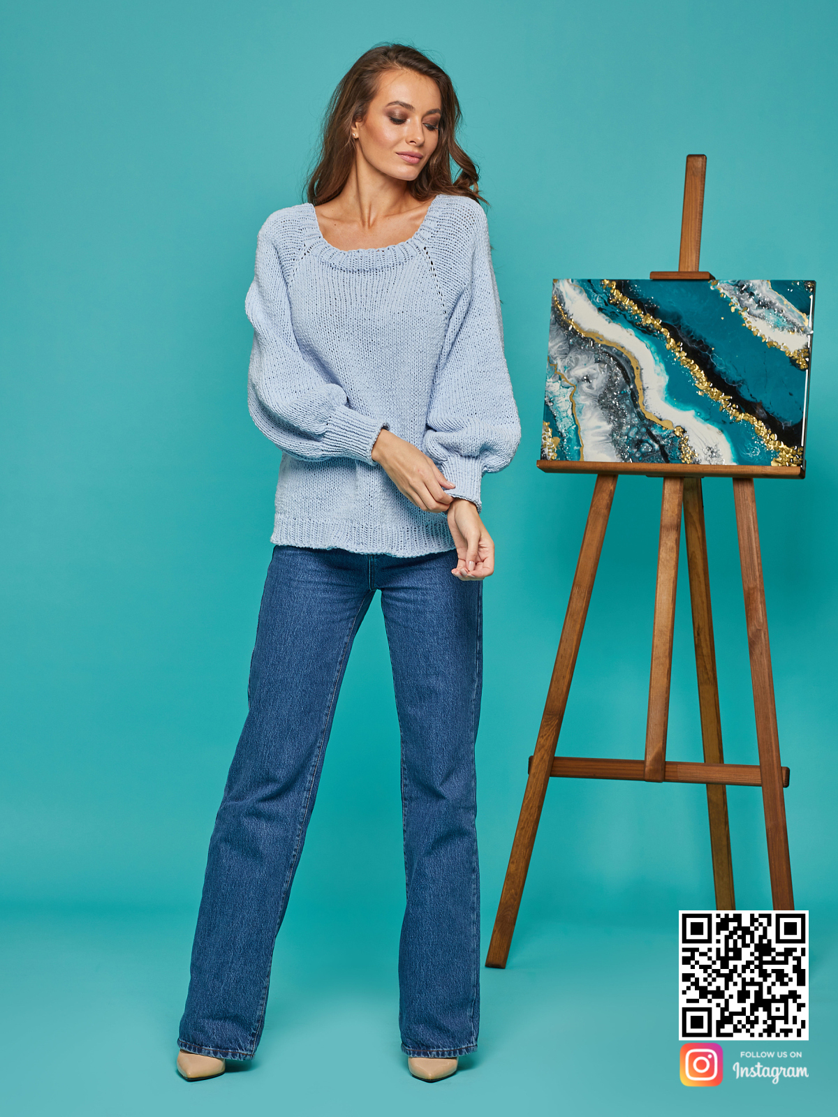 На фотографии свитер реглан для женщин от Shapar, бренда вязаной одежды ручной работы в интернет-магазине связанных спицами вещей.