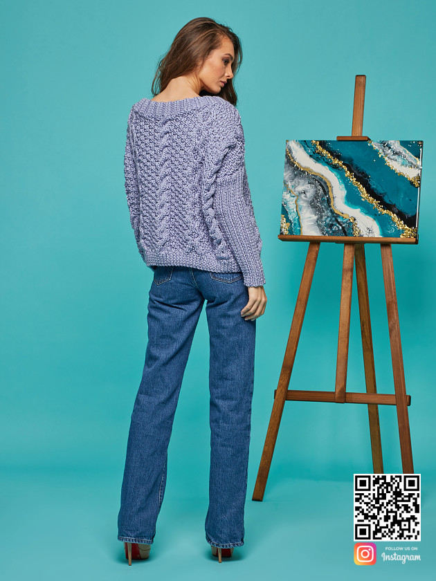 На второй фотографии свитер с косами для женщин со спины от Shapar, бренда вязаной одежды ручной работы в интернет-магазине связанных спицами вещей.