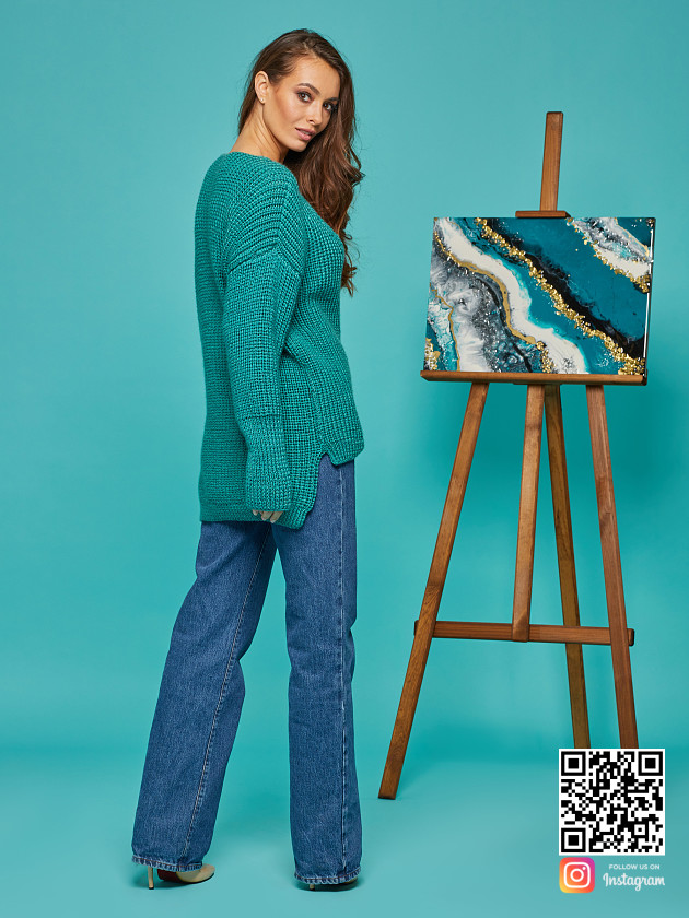 На второй фотографии свитер женский изумрудный со спины от Shapar, бренда вязаной одежды ручной работы в интернет-магазине связанных спицами вещей.