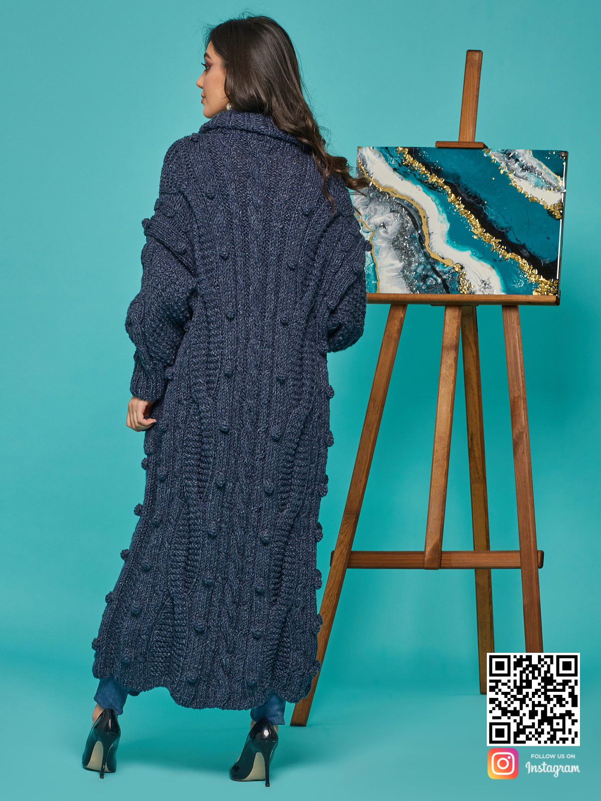 На второй фотографии женский твидовый кардиган со спины от Shapar, бренда вязаной одежды ручной работы в интернет-магазине связанных спицами вещей.