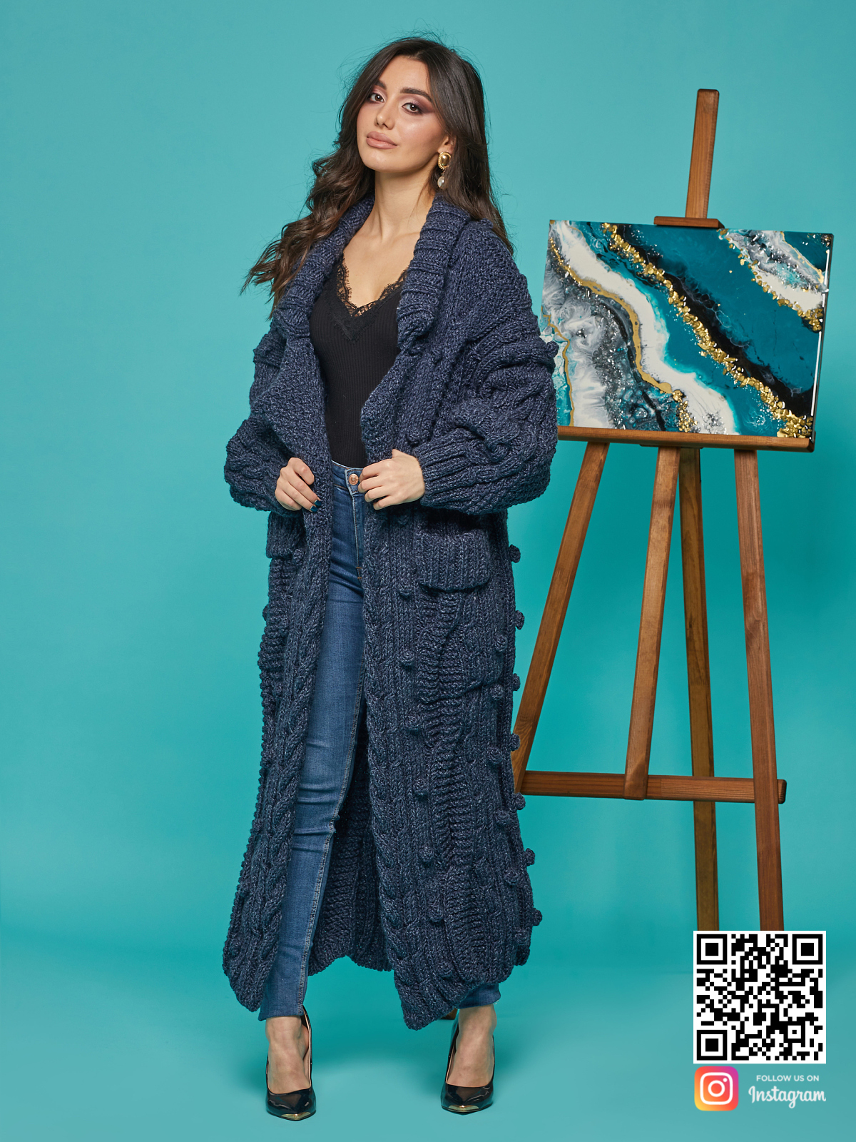 На четвертой фотографии женский твидовый кардиган с поясом от Shapar, бренда вязаной одежды ручной работы в интернет-магазине связанных спицами вещей.