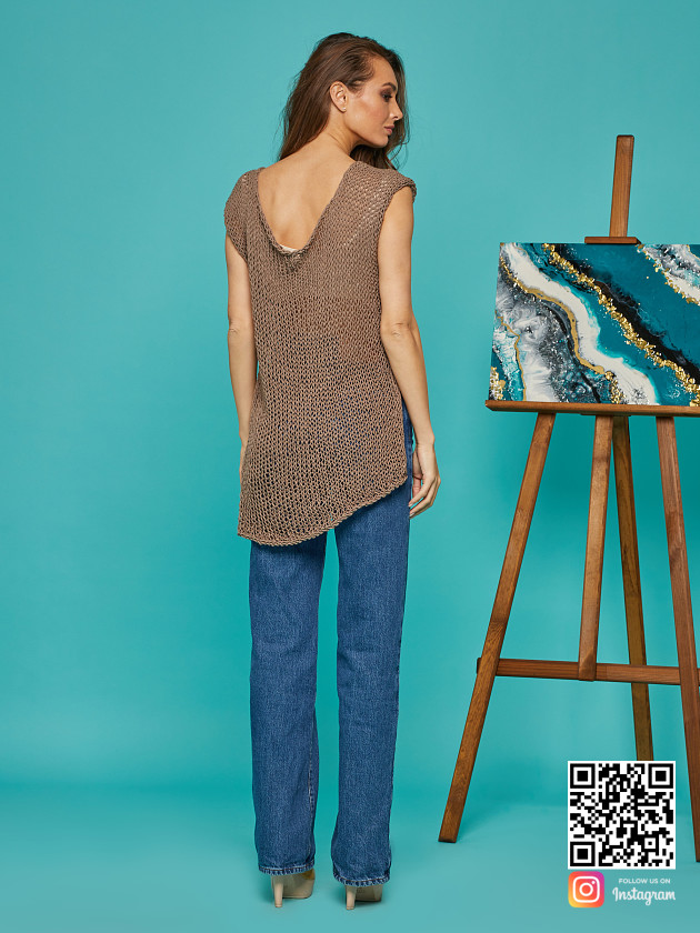 На второй фотографии женская вязаная футболка со спины от Shapar, бренда одежды ручной работы в интернет-магазине связанных спицами вещей.