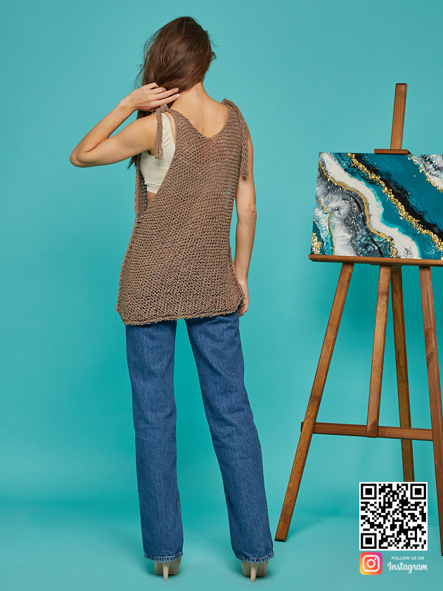 На второй фотографии женская вязаная майка со спины от Shapar, бренда одежды ручной работы в интернет-магазине связанных спицами вещей.