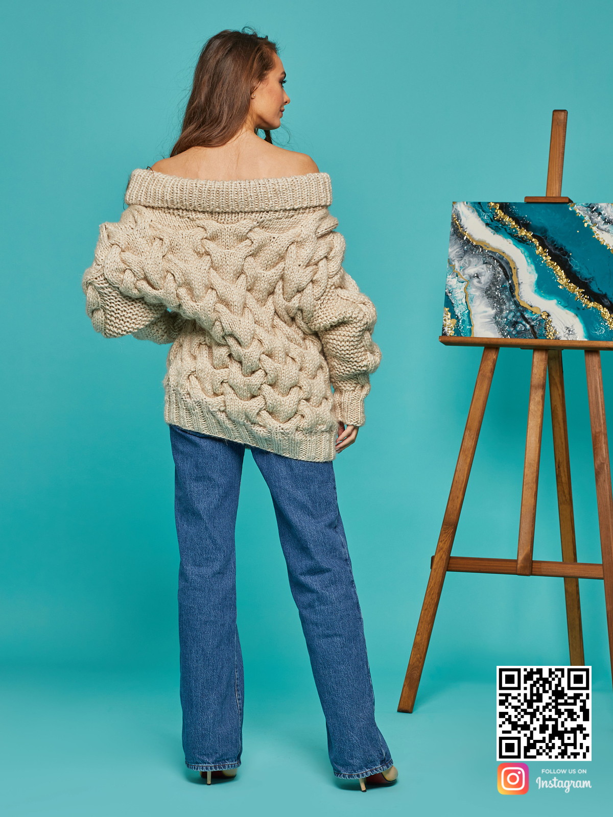 На второй фотографии женский свитер с косами со спины от Shapar, бренда вязаной одежды ручной работы в интернет-магазине связанных спицами вещей.