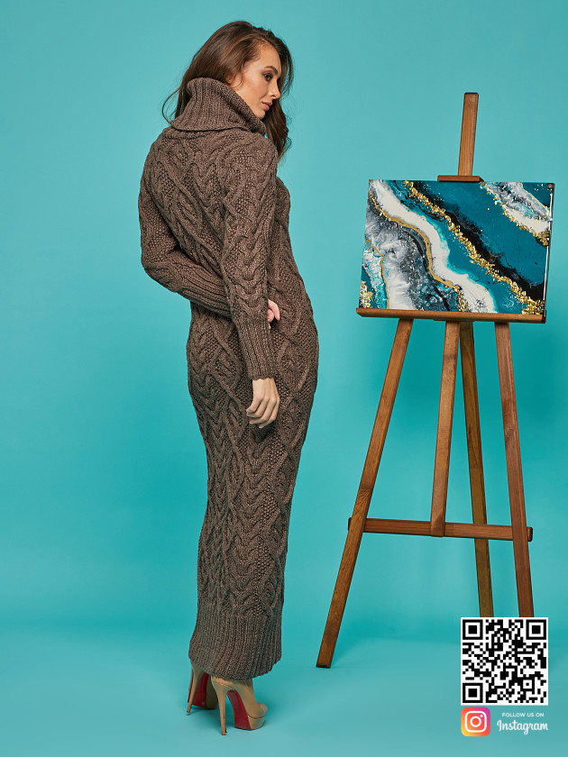 На второй фотографии зимнее вязаное платье со спины от Shapar, бренда женской одежды ручной работы в интернет-магазине связанных спицами вещей.