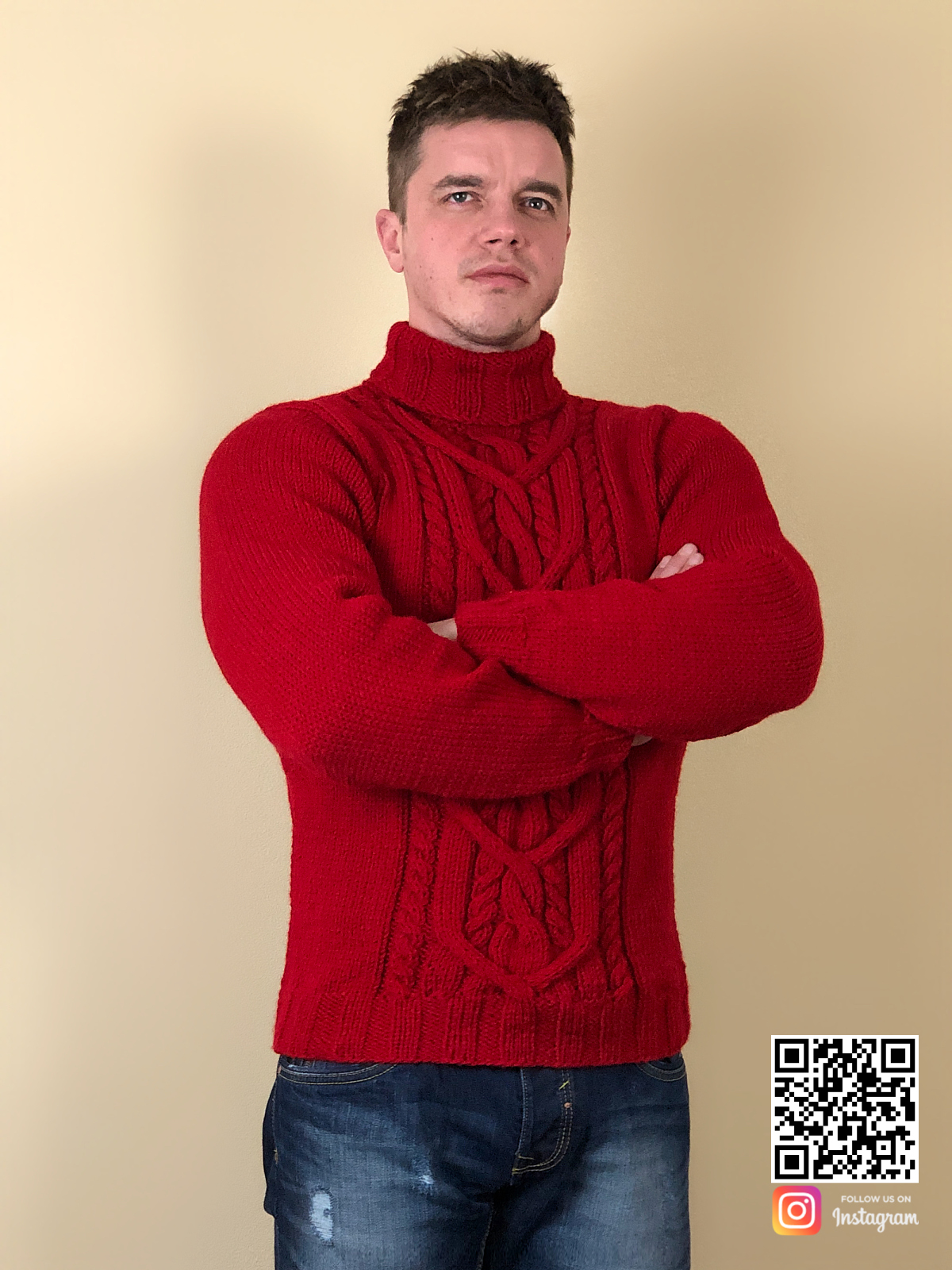 На пятой фотографии теплый красный свитер мужской от Shapar, бренда вязаной одежды ручной работы в интернет-магазине связанных спицами вещей.