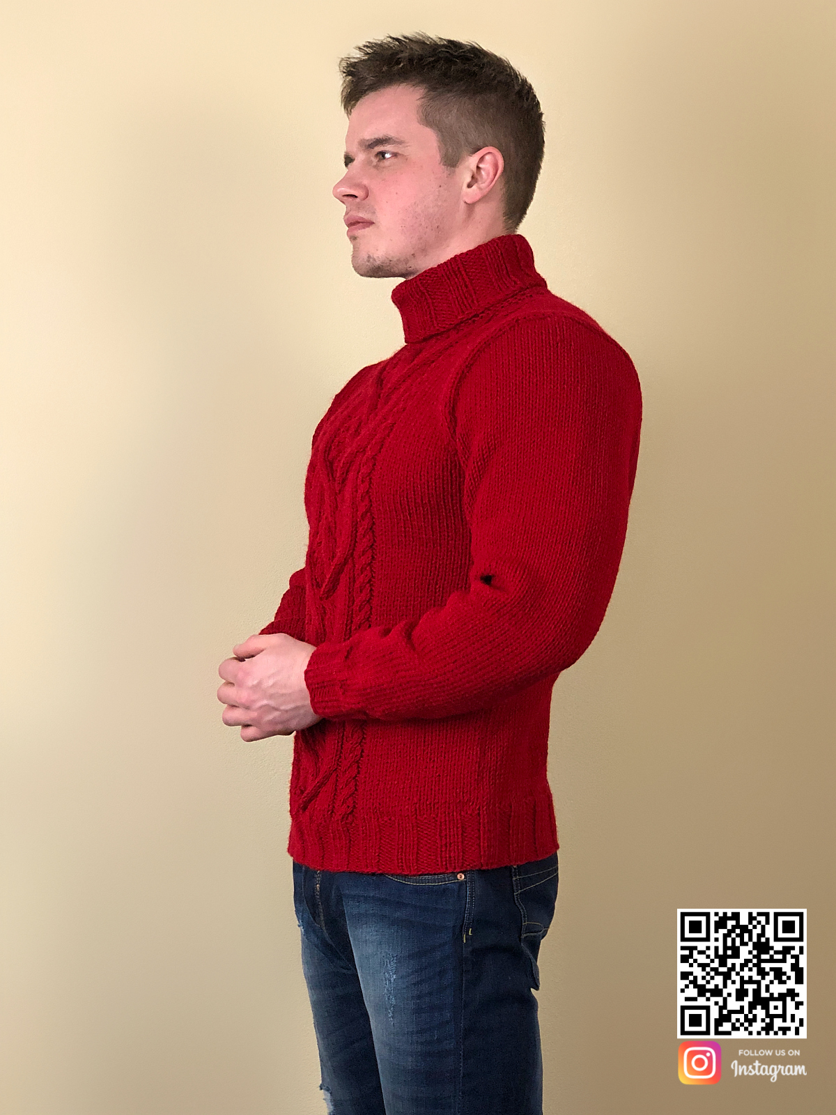 На третьей фотографии красный свитер мужской с воротником-стойкой от Shapar, бренда вязаной одежды ручной работы в интернет-магазине связанных спицами вещей.