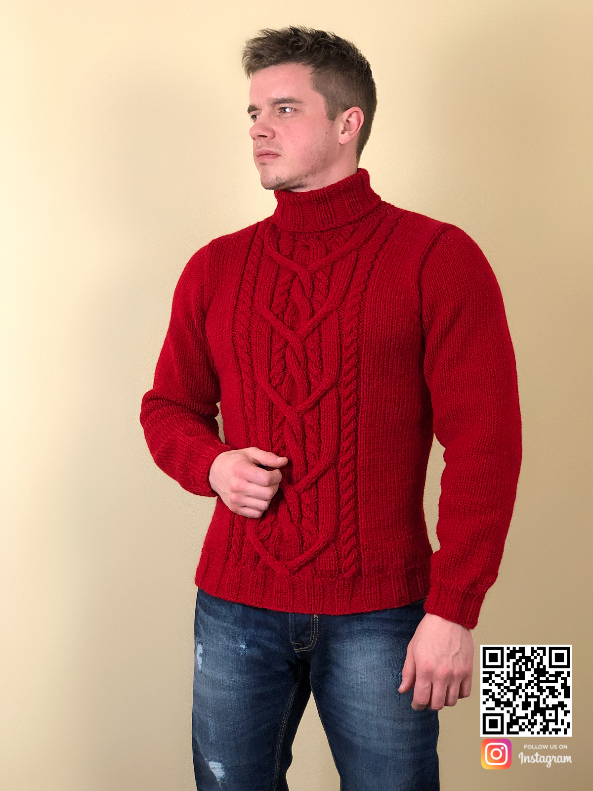 На фотографии красный свитер мужской от Shapar, бренда вязаной одежды ручной работы в интернет-магазине связанных спицами вещей.