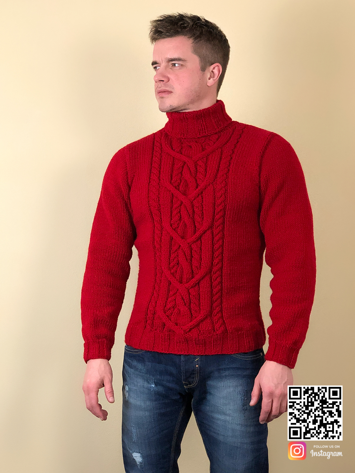 На четвертой фотографии красный свитер мужской с оригинальным узором из кос от Shapar, бренда вязаной одежды ручной работы в интернет-магазине связанных спицами вещей.