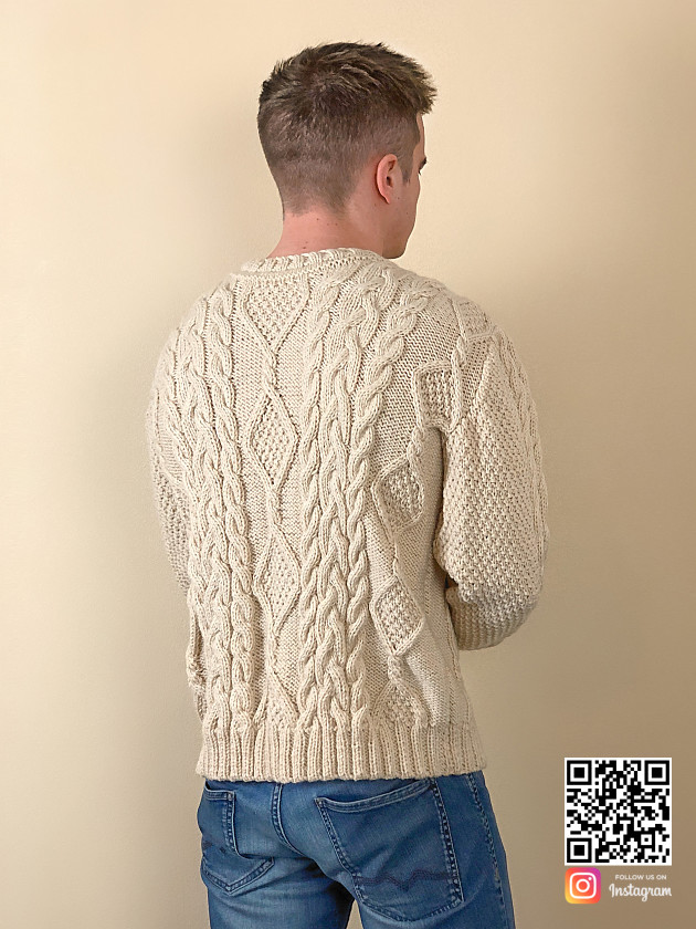 На второй фотографии мужской джемпер с узором косами со спины от Shapar, бренда вязаной одежды ручной работы в интернет-магазине связанных спицами вещей.