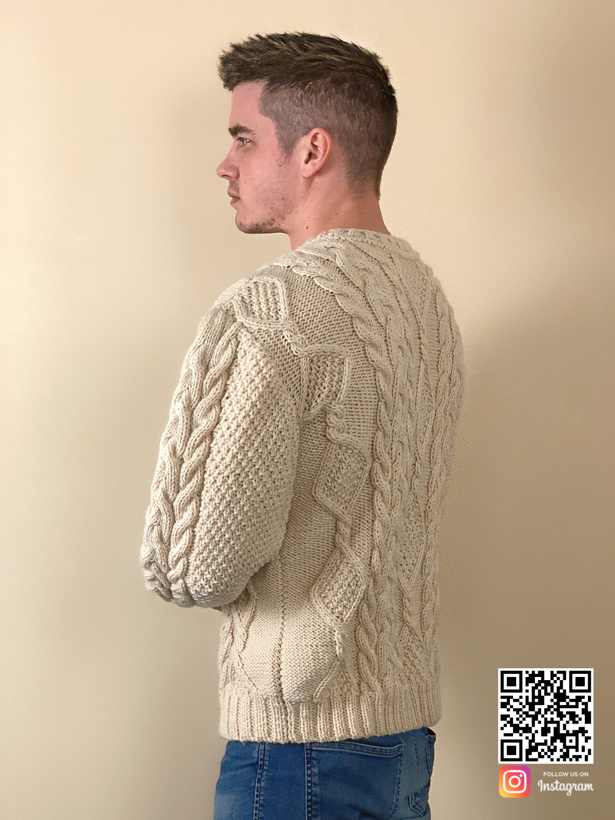 На четвертой фотографии теплый мужской джемпер с узором косами от Shapar, бренда вязаной одежды ручной работы в интернет-магазине связанных спицами вещей.