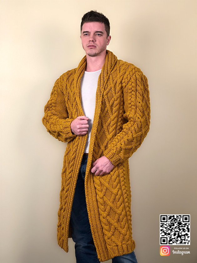 На фотографии мужской стильный кардиган от Shapar, бренда вязаной одежды ручной работы в интернет-магазине связанных спицами вещей.