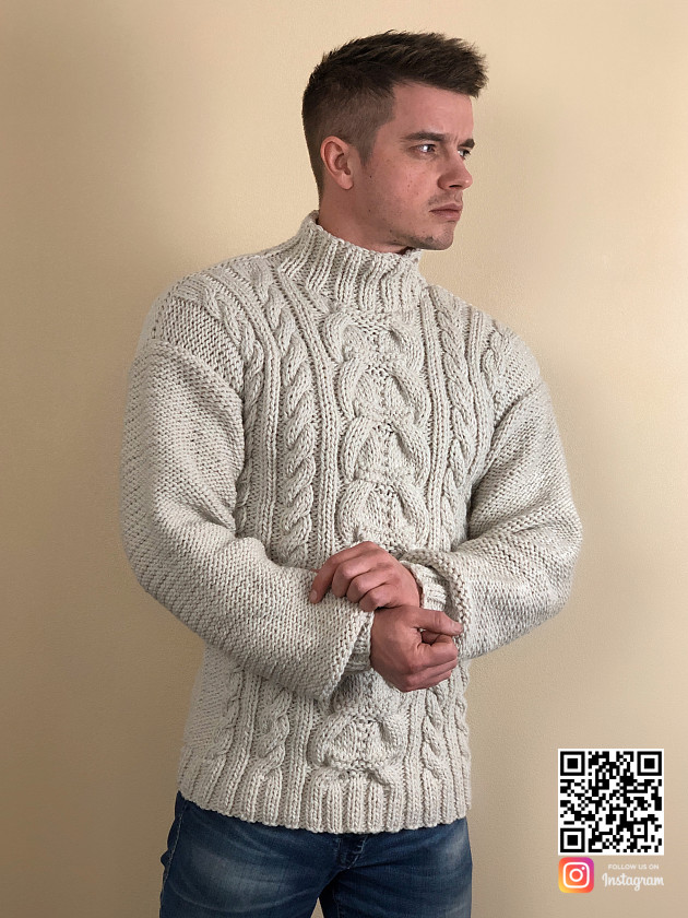 На фотографии мужской свитер с косами от Shapar, бренда вязаной одежды ручной работы в интернет-магазине связанных спицами вещей.