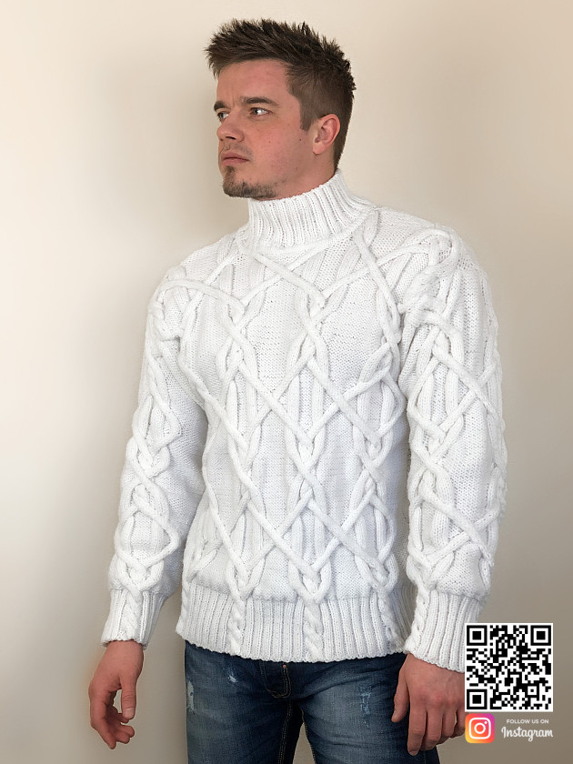 На фотографии белый мужской свитер с косами от Shapar, бренда вязаной одежды ручной работы в интернет-магазине связанных спицами вещей.