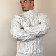 На шестой фотографии стильный белый мужской свитер с косами от Shapar, бренда вязаной одежды ручной работы в интернет-магазине связанных спицами вещей.