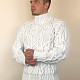 На третьей фотографии белый мужской свитер с косами и воротником от Shapar, бренда вязаной одежды ручной работы в интернет-магазине связанных спицами вещей.