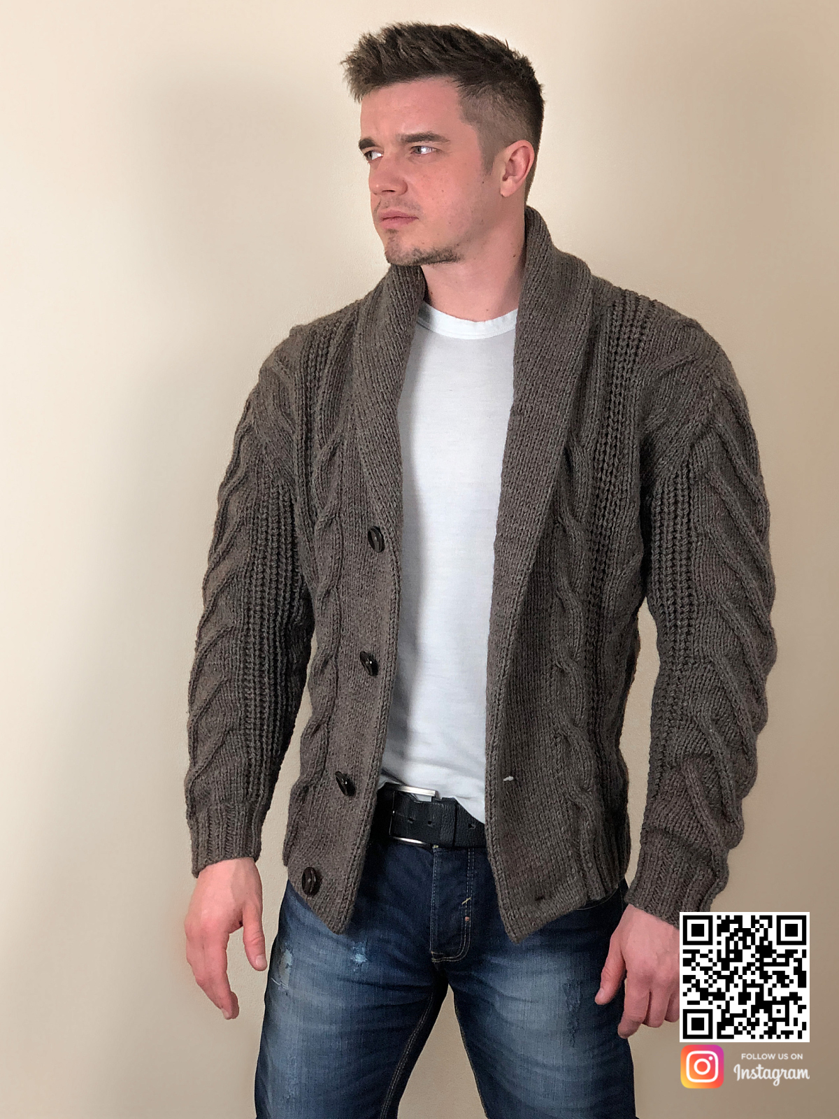На фотографии пиджак кардиган от Shapar, бренда вязаной одежды ручной работы в интернет-магазине связанных спицами вещей.