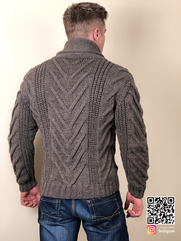 На второй фотографии пиджак кардиган со спины от Shapar, бренда вязаной одежды ручной работы в интернет-магазине связанных спицами вещей.