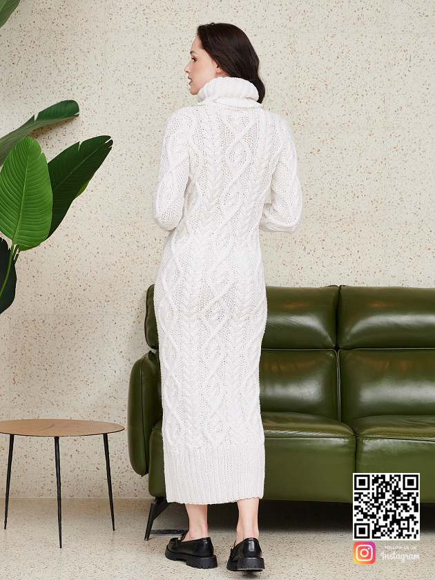 На второй фотографии длинное вязаное платье со спины от Shapar, бренда женской одежды ручной работы в интернет-магазине связанных спицами вещей.