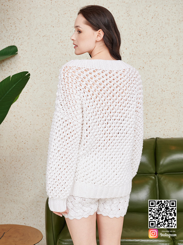 На второй фотографии костюм оверсайз шорты со спины от Shapar, бренда вязаной одежды ручной работы в интернет-магазине связанных спицами вещей.