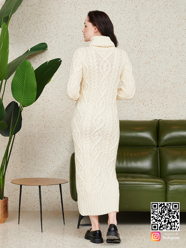 На второй фотографии красивое вязаное платье со спины от Shapar, бренда женской одежды ручной работы в интернет-магазине связанных спицами вещей.