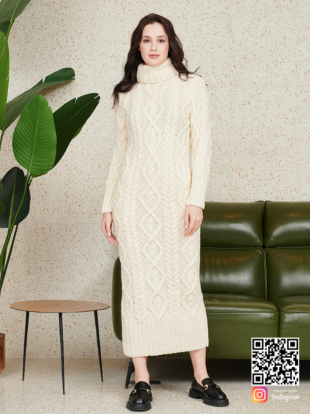 На фотографии красивое вязаное платье от Shapar, бренда женской одежды ручной работы в интернет-магазине связанных спицами вещей.
