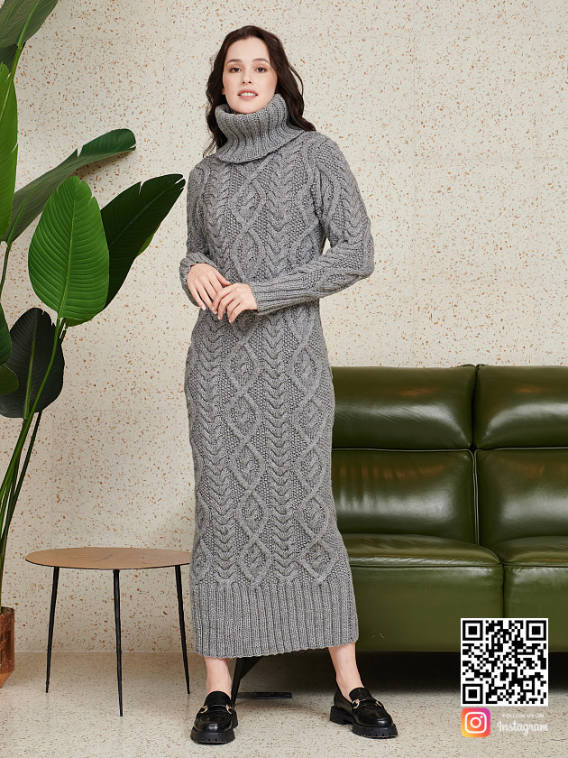 На фотографии серое шерстяное платье от Shapar, бренда женской одежды ручной работы в интернет-магазине связанных спицами вещей.