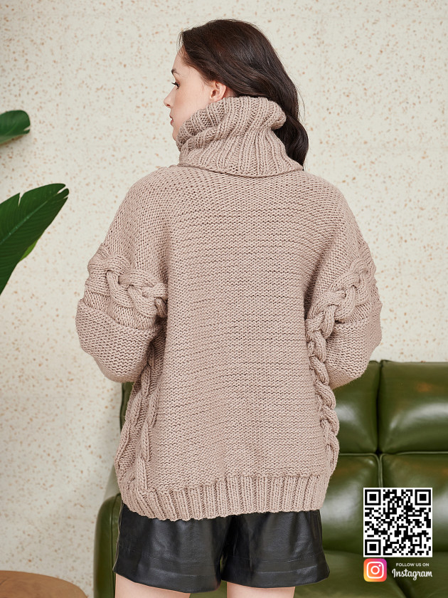 На второй фотографии женский свитер на каждый день со спины от Shapar, бренда вязаной одежды ручной работы в интернет-магазине связанных спицами вещей.