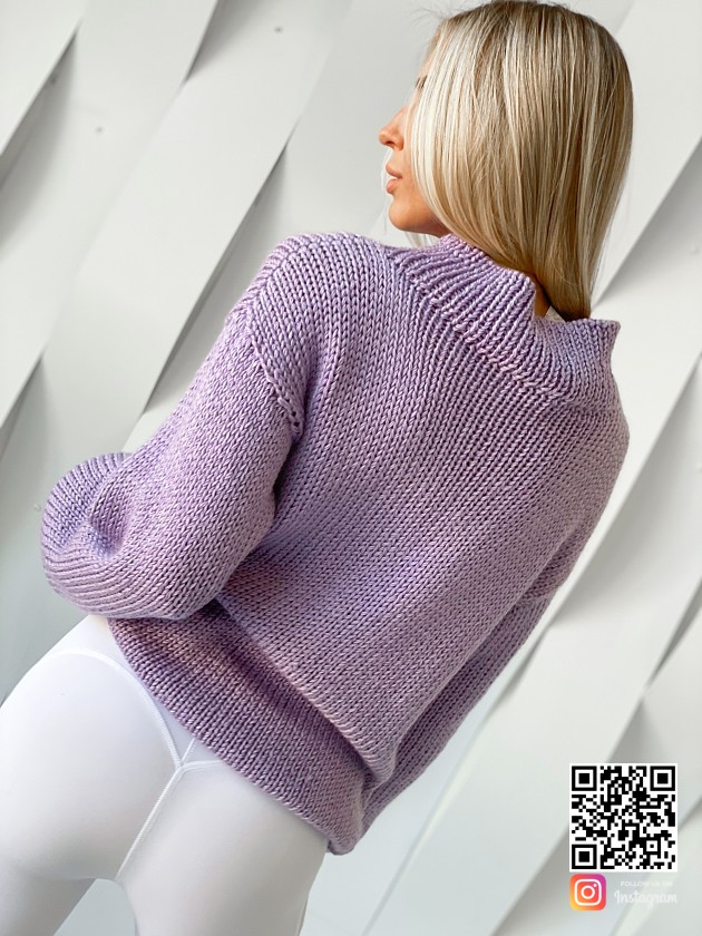 На второй фотографии женский свитер объемной вязки со спины от Shapar, бренда вязаной одежды ручной работы в интернет-магазине связанных спицами вещей.