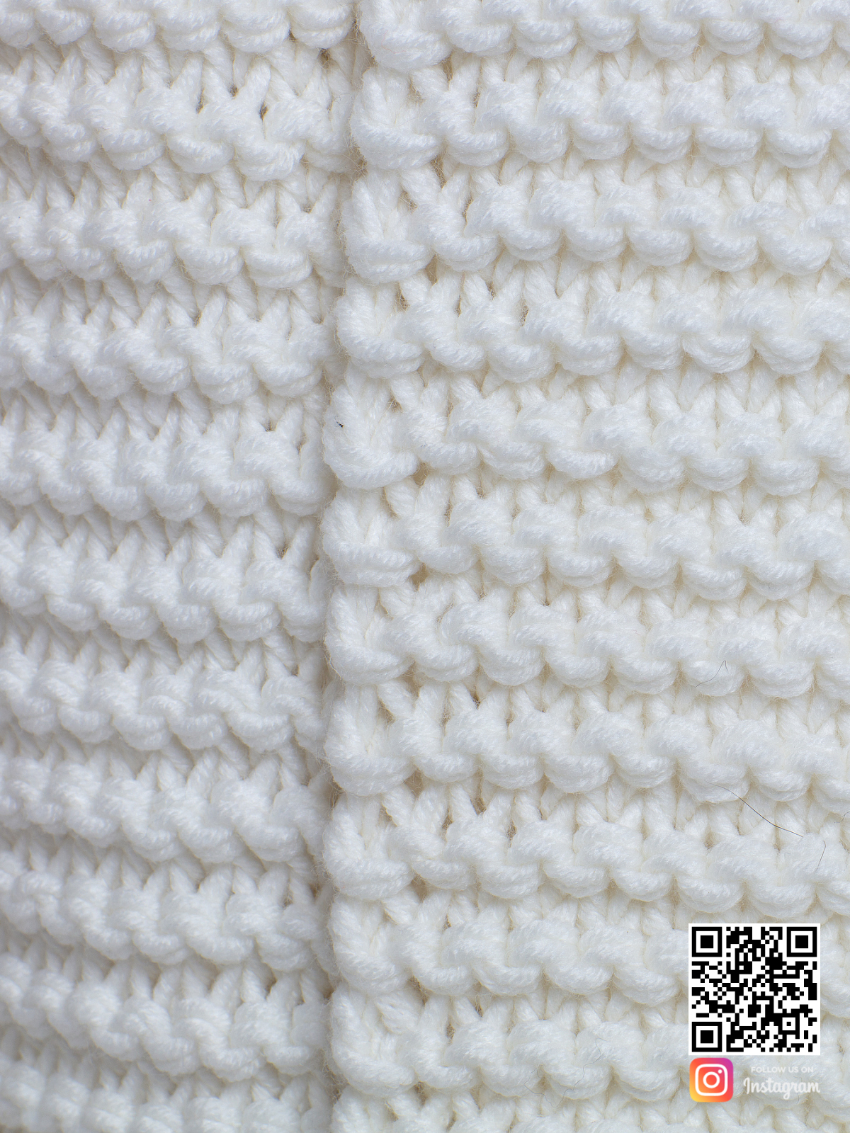 На пятой фотографии женский белый шарф крупной вязки от Shapar, бренда вязаной одежды ручной работы в интернет-магазине связанных спицами вещей.