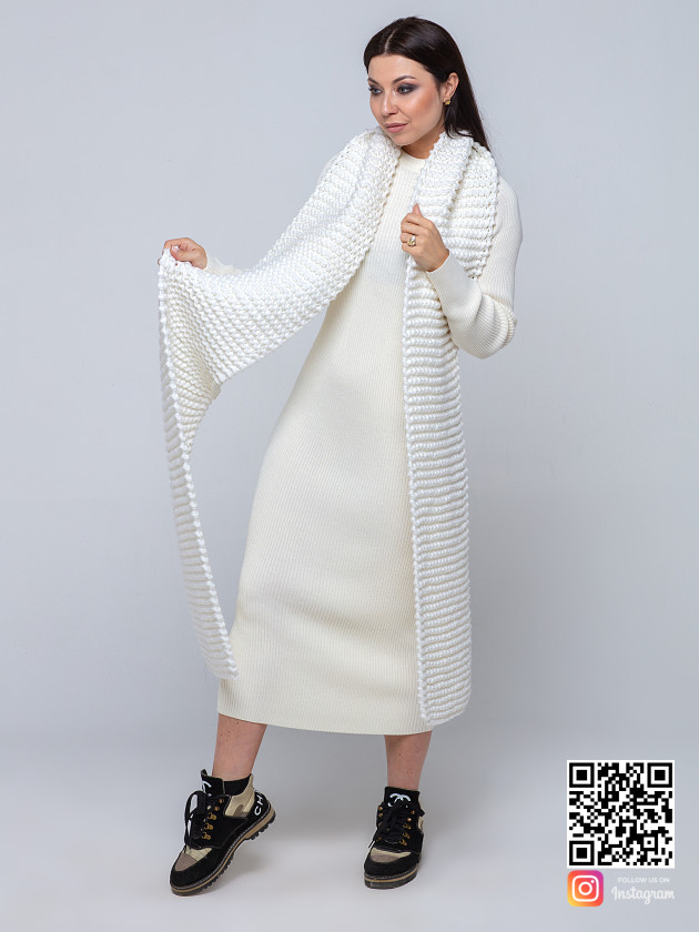 На второй фотографии длинный женский белый шарф от Shapar, бренда вязаной одежды ручной работы в интернет-магазине связанных спицами вещей.