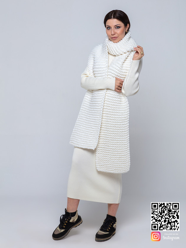 На фотографии белый шарф женский от Shapar, бренда вязаной одежды ручной работы в интернет-магазине связанных спицами вещей.