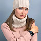 На шестой фотографии трикотажная бежевая шапка со снудом для девушек и женщин от Shapar, бренда вязаной одежды ручной работы в интернет магазине связанных спицами вещей.