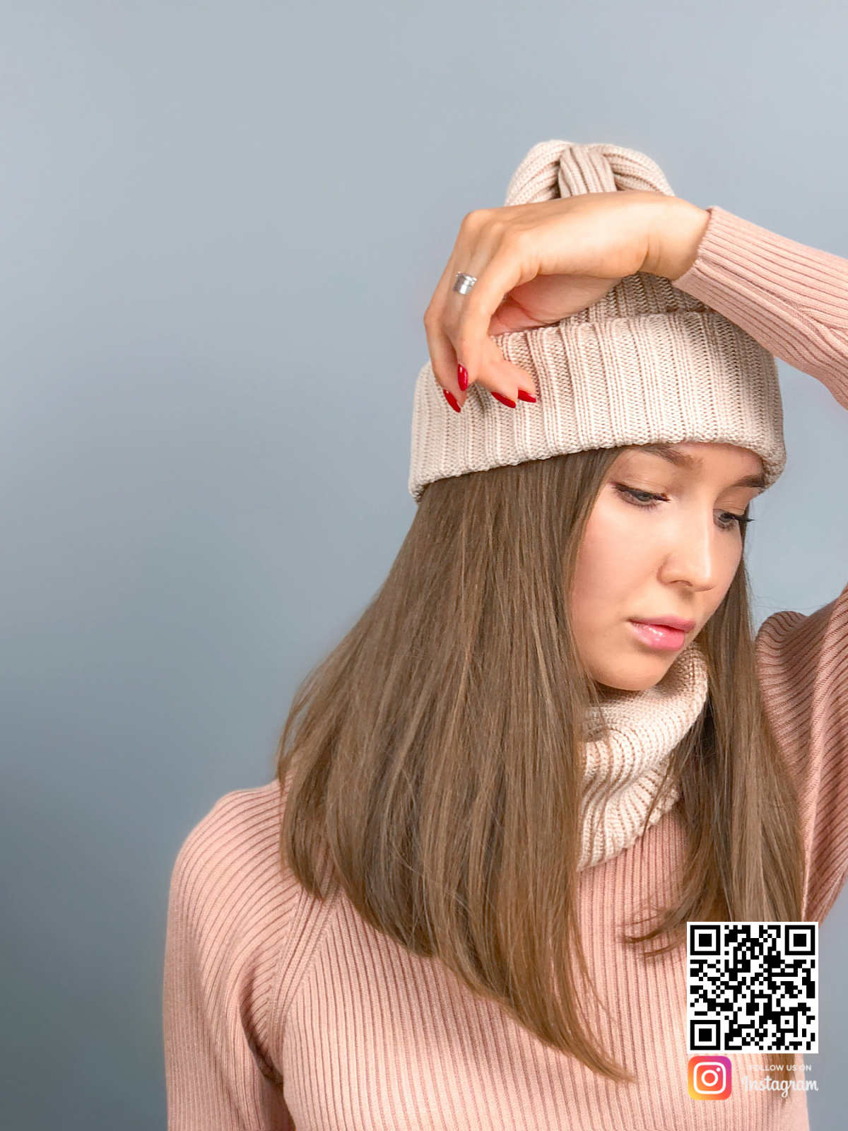 На седьмой фотографии стильный бежевый комплект для девушек: шапка со снудом от Shapar, бренда вязаной одежды ручной работы в интернет магазине связанных спицами вещей.