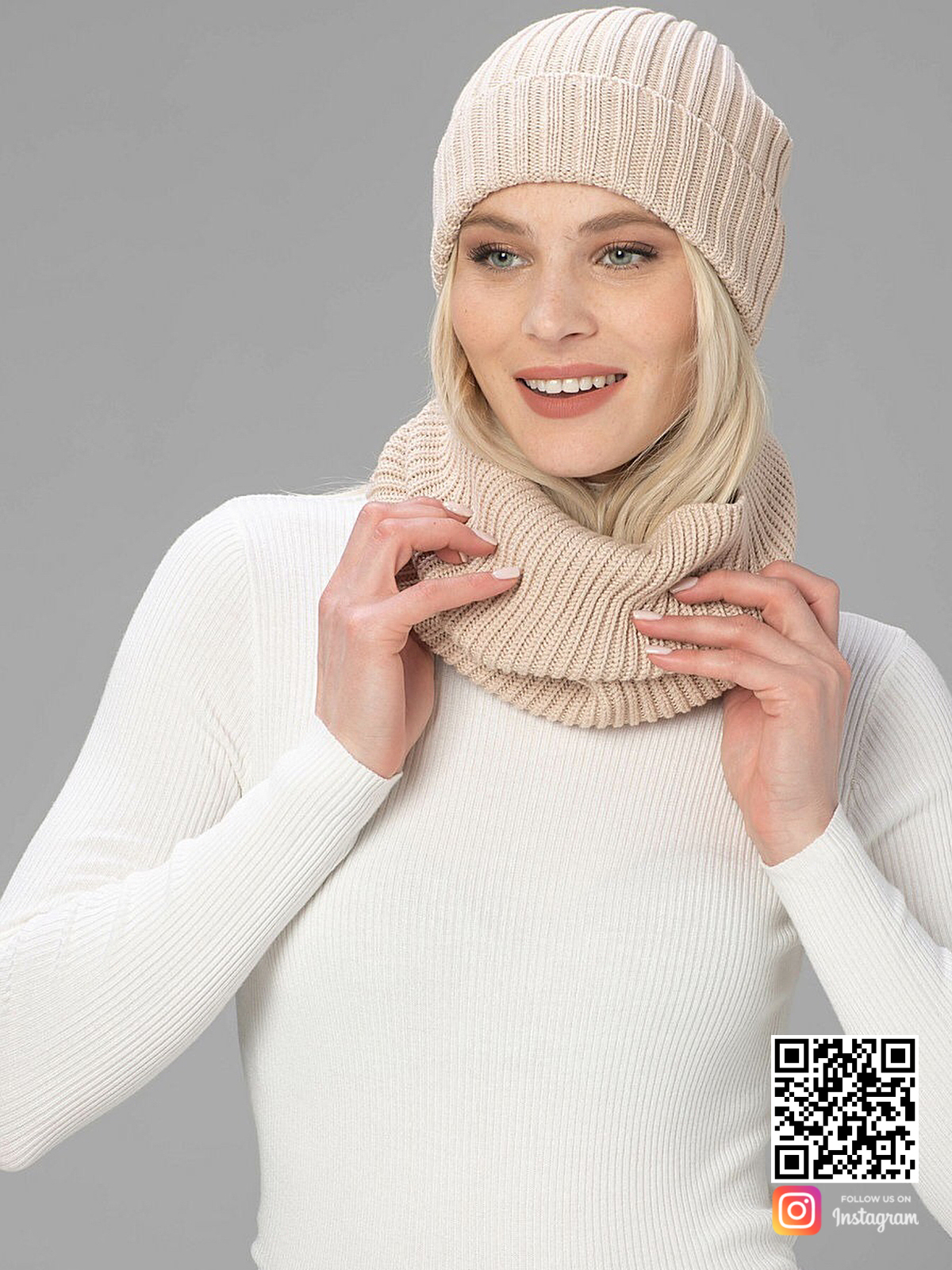 На второй фотографии модная женская шапка и снуд бежевого цвета от Shapar, бренда вязаной одежды ручной работы в интернет-магазине связанных спицами вещей.