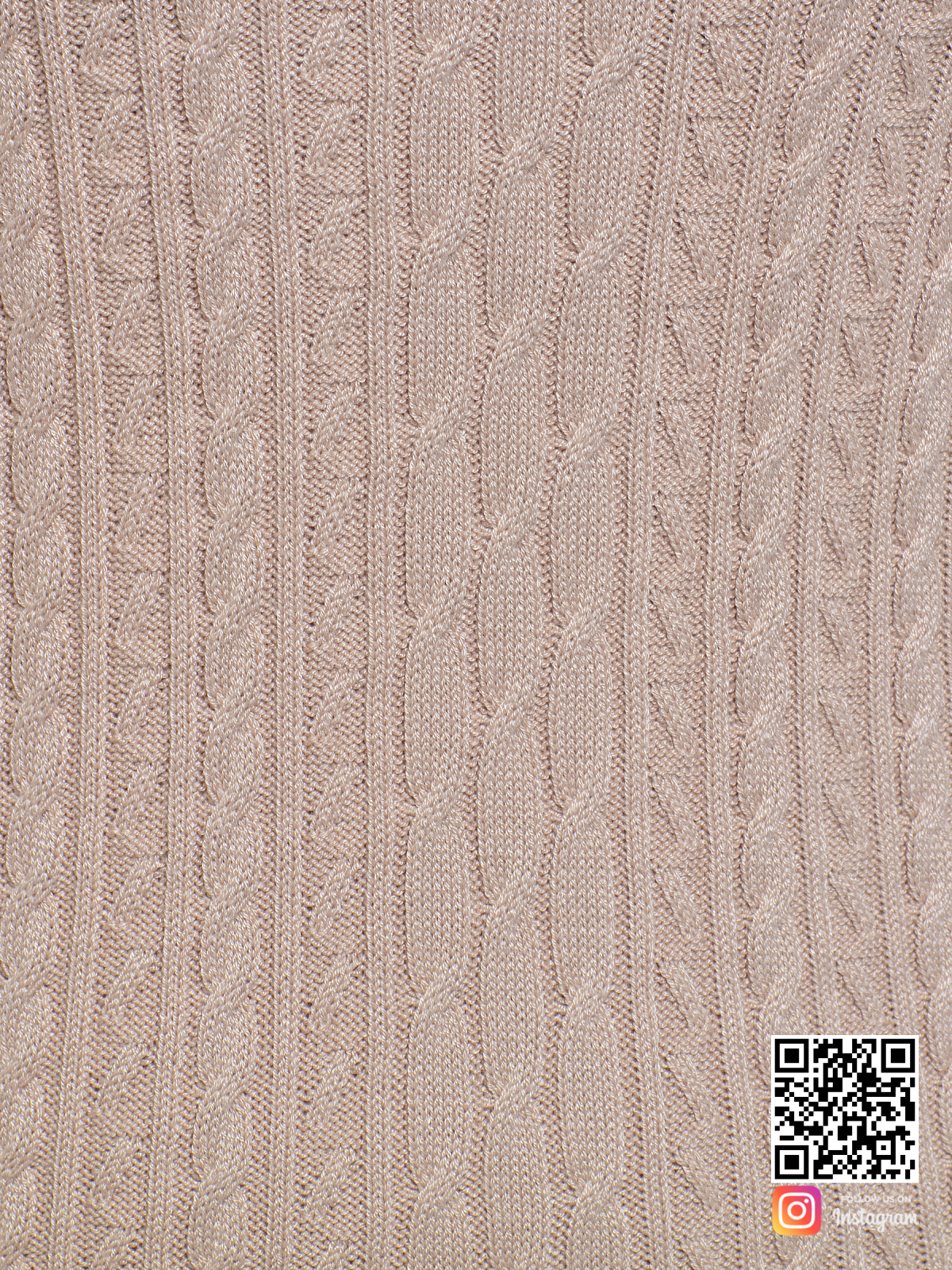 На четвертой фотографии женское бежевое трикотажное платье крупным планом от Shapar, бренда вязаной одежды ручной работы в интернет-магазине связанных спицами вещей.