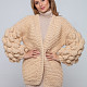 На пятой фотографии бежевый вязаный кардиган крупной вязки от Shapar, бренда одежды ручной работы в интернет-магазине связанных спицами вещей.