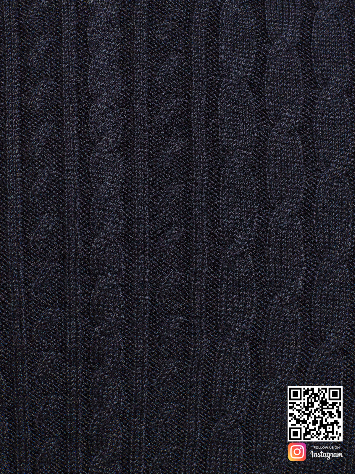 На четвертой фотографии черное трикотажное платье крупным планом от Shapar, бренда вязаной одежды ручной работы в интернет-магазине связанных спицами вещей.