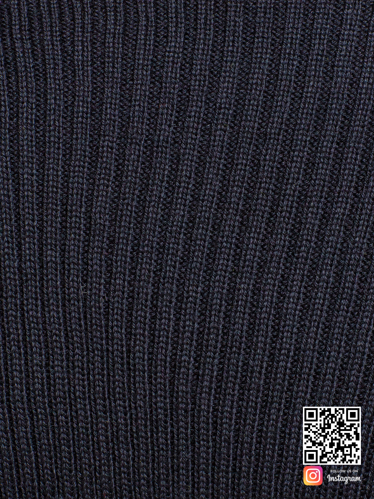 На четвертой фотографии черное вязаное платье крупным планом от Shapar, бренда одежды ручной работы в интернет-магазине связанных спицами вещей.