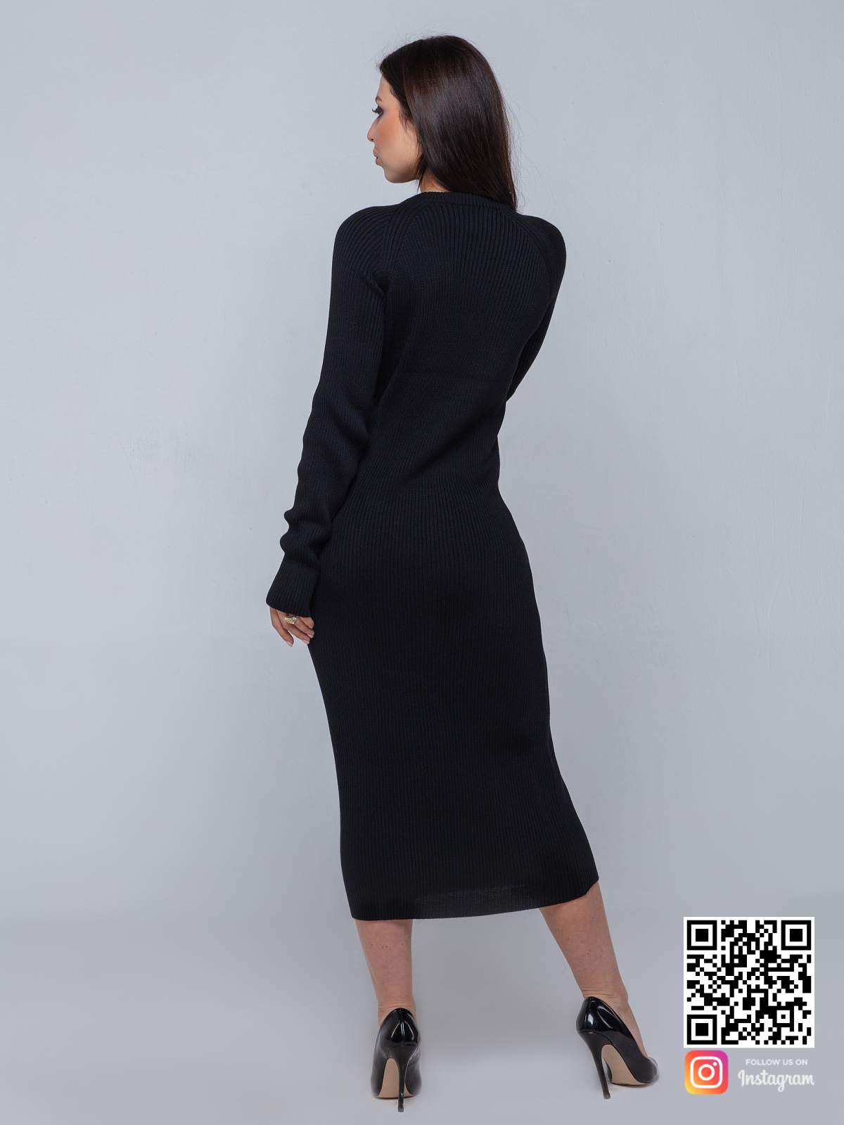 На пятой фотографии модное вязаное платье черного цвета от Shapar, бренда одежды для женщин и мужчин ручной работы в интернет-магазине связанных спицами вещей.