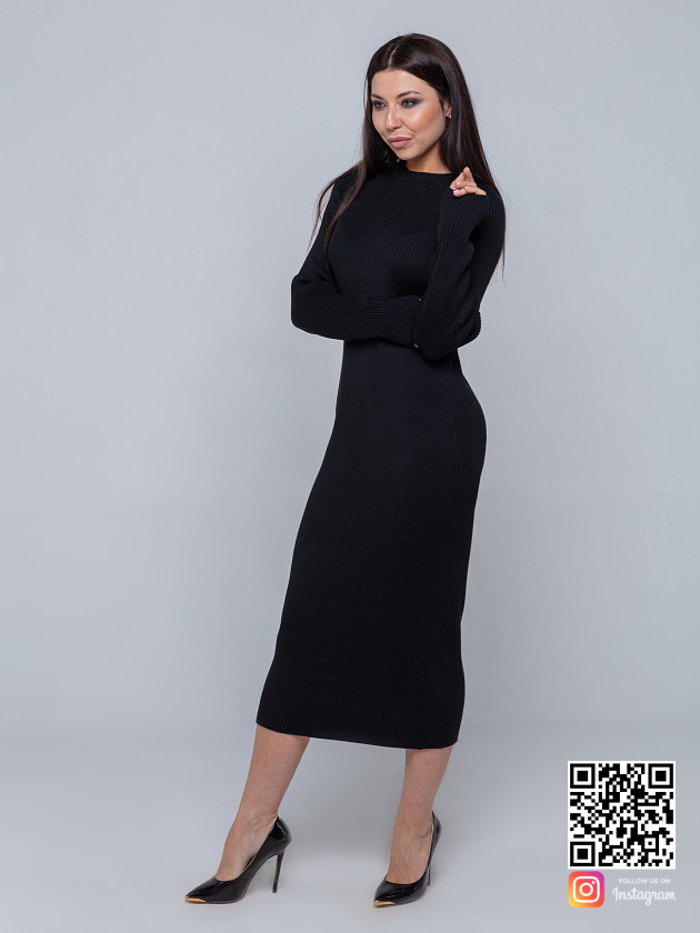 На фотографии черное вязаное платье лапша от Shapar, бренда женской одежды ручной работы в интернет-магазине связанных спицами вещей.
